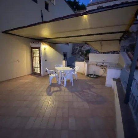 A Due Passi Dal Castello * בוסה