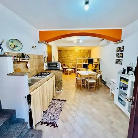 A Due Passi Dal Castello בוסה