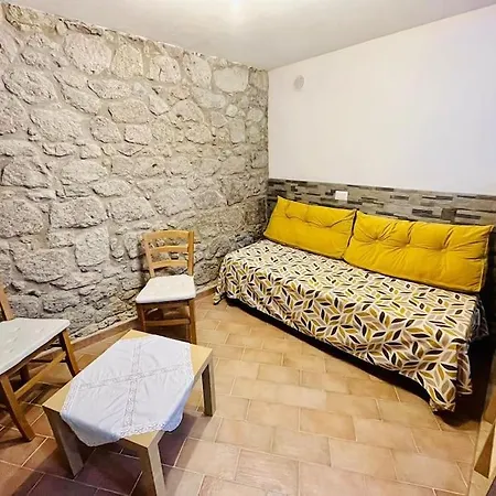 A Due Passi Dal Castello * בוסה